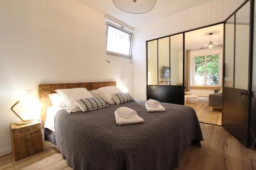 En eller flere senge i et værelse på "La place du village"