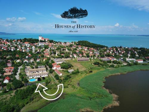 an aerial view of the houses of history at The Houses of History - anno 1830 in Tihany