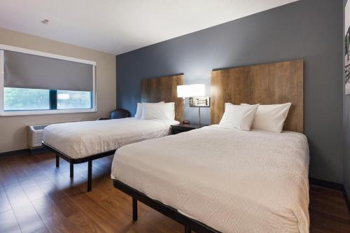 ein Hotelzimmer mit 2 Betten und einem Fenster in der Unterkunft Extended Stay America Premier Suites - Nashville - Vanderbilt in Nashville