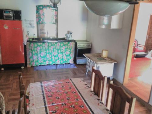 a kitchen with a stove and a table and chairs at Sítiio São Miguel projeto agroecológico in Caconde