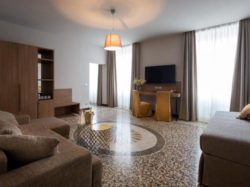 - un salon avec un canapé et une table dans l'établissement HNN Luxury Suites, à Gênes