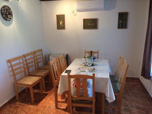 ein Esszimmer mit einem weißen Tisch und Stühlen in der Unterkunft Julianna apartmanhaz in Balatonlelle