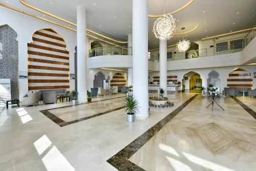 an empty lobby with an american flag on the wall at Golden dune Hotel Services-Turaif in Ţurayf