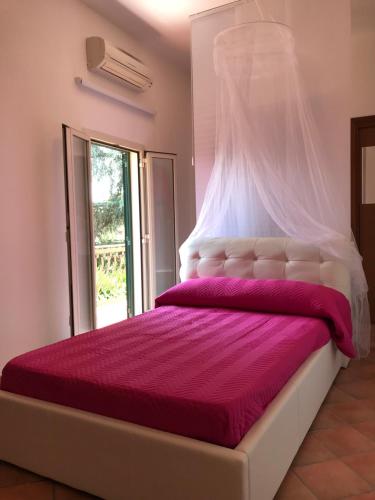 een slaapkamer met een paars bed met een klamboe bij Agli acquedotti romani in Rome