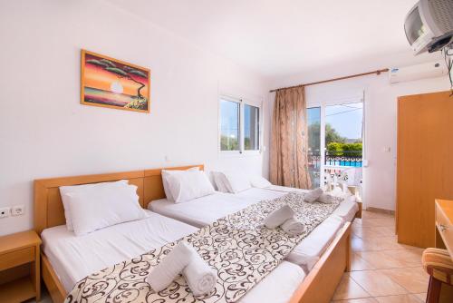 Ένα ή περισσότερα κρεβάτια σε δωμάτιο στο Villa Platanos