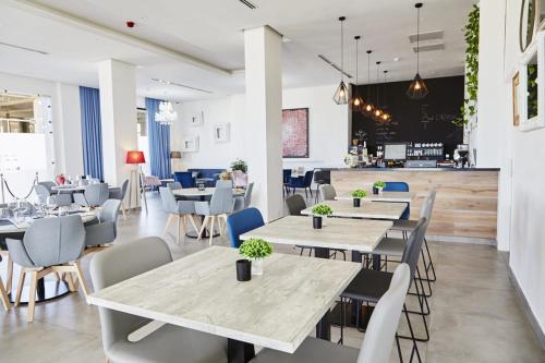 a restaurant with tables and chairs and a bar at Asilah 32 in Asilah
