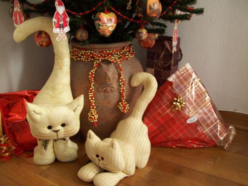 a christmas tree with a statue of a man and two white cats at Porta del Mare in Portoferraio