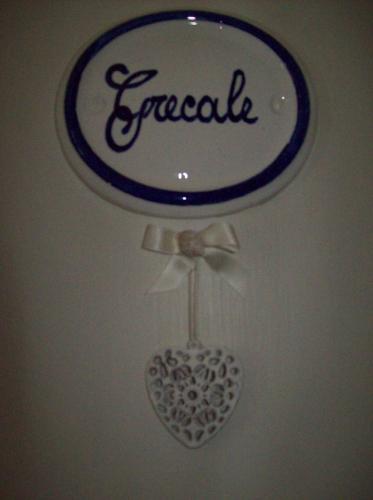 a mirror with a heart on a wall with the word graduate at Porta del Mare in Portoferraio