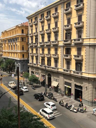 El barrio en el que está el hotel o un barrio cercano