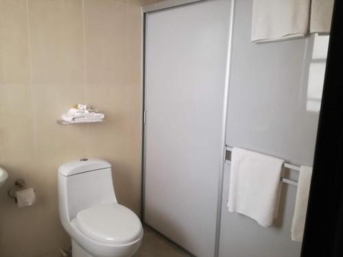 A bathroom at Hotel y Suites El Refugio de Don Carlos