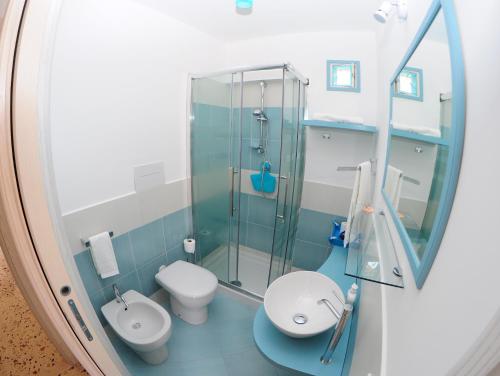 a bathroom with two toilets and a glass shower at Le Sette Meraviglie in Castellammare del Golfo