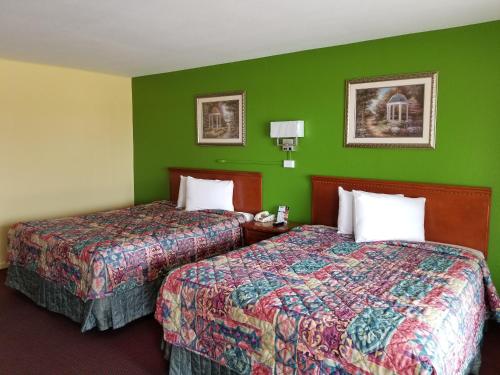 Una cama o camas en una habitación de Eldon Inn