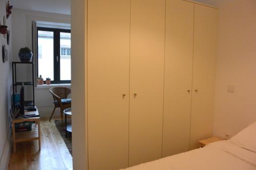 um quarto com armários amarelos e uma cama em Sostoa Studio Porto, by Flat in Porto no Porto
