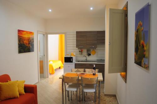 a kitchen and living room with a table and chairs at Le Sette Meraviglie in Castellammare del Golfo