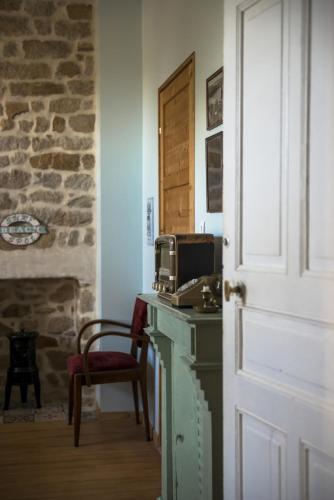 Cette chambre dispose d'une table, d'un four micro-ondes et d'une chaise. dans l'établissement Comme à la Breizhon, à Penmarcʼh