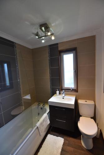 un bagno con vasca, WC e lavandino di Lasswade Road House a Edimburgo