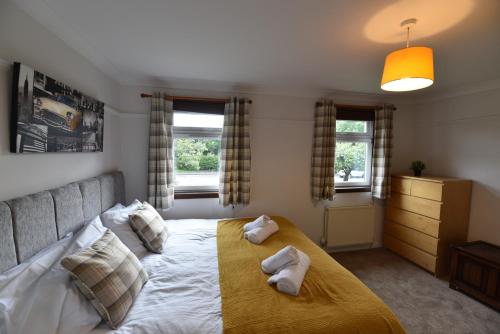 una camera da letto con un letto con due asciugamani sopra di Lasswade Road House a Edimburgo