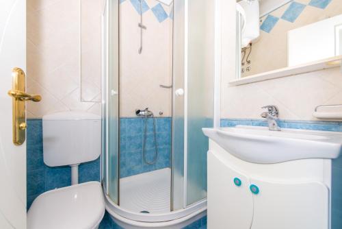 y baño con ducha, aseo y lavamanos. en Mediterranean Blue Apartments, en Dubrovnik