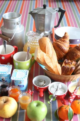 une table sur laquelle est posé un panier de pain et d'autres aliments dans l'établissement Comme à la Breizhon, à Penmarcʼh