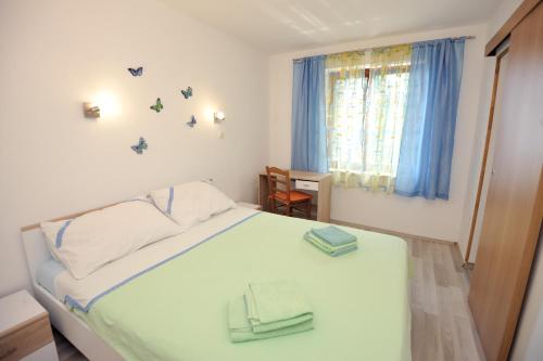 une chambre avec un lit avec deux serviettes dessus dans l'établissement Apartman Svilno, à Rijeka