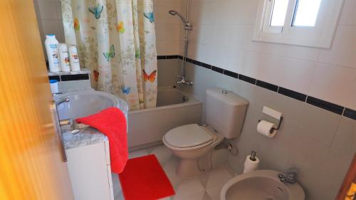 Ένα μπάνιο στο Claire Seaview & Beach-apartment