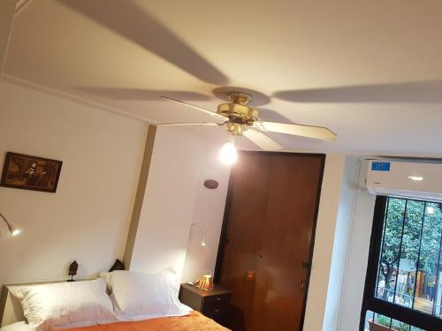 - un ventilateur de plafond dans une chambre avec un lit dans l'établissement Ashram, à San Miguel de Tucumán