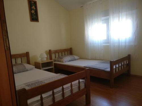 Pokój z 2 łóżkami i oknem w obiekcie Apartment Bucic w mieście Vir