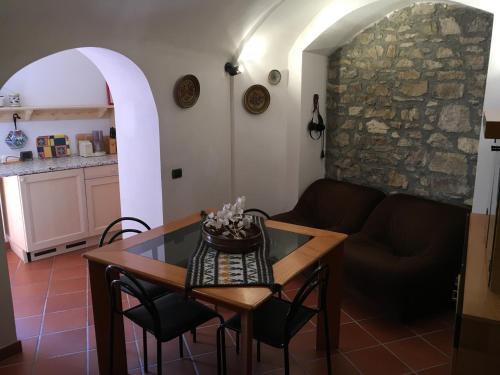 cocina y comedor con mesa y sillas en Cà Ermenegarda, en Bagnone