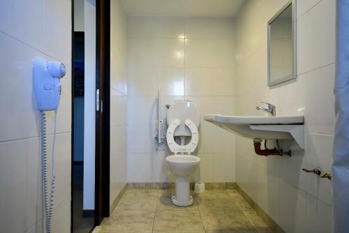 a bathroom with a toilet and a sink at Hotel Playa in Comodoro Rivadavia