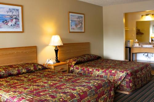 Säng eller sängar i ett rum på San Luis Inn and Suites