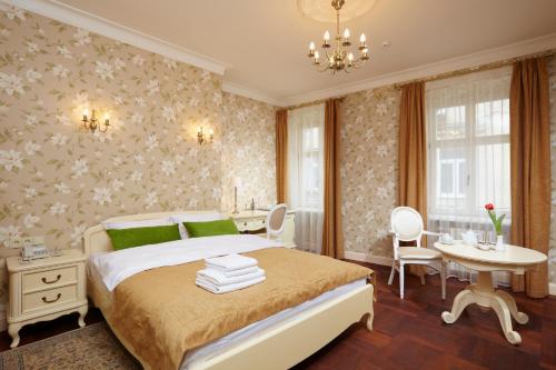 Кровать или кровати в номере Винтаж Бутик Отель