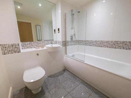 A bathroom at Leamington Spa 1 Bed Luxury Serviced Apartment
