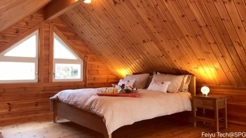 TolstachaolaisにあるThe Hatcheryの丸太小屋のベッドのある寝室