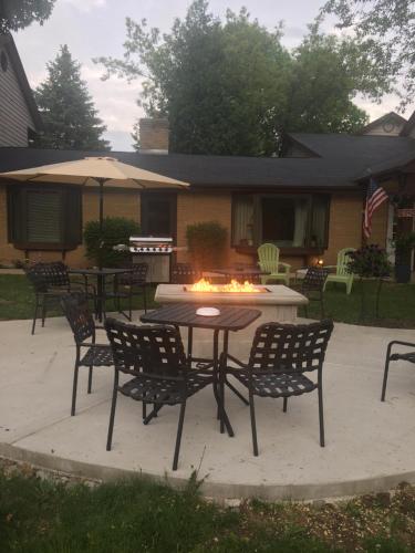 a patio with a table and chairs and a fire pit at Lull-Abi Inn in Egg Harbor