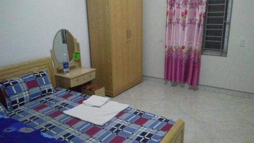 Postel nebo postele na pokoji v ubytování Nhà Nghỉ Hạnh Phúc