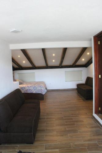 a living room with a couch and a bed at Loft Don Silver in Zacatlán