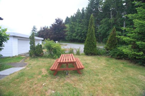 a picnic table in the grass in a yard at Sunset Motel in Port Alberni