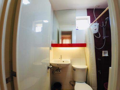 een kleine badkamer met toilet en wastafel bij Camella Homes Mandalagan in Bacolod