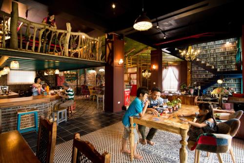 Fly Inn 飛旅宿 tesisinde bir restoran veya yemek mekanı