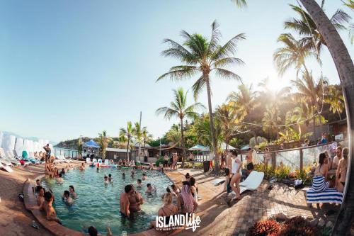 - un groupe de personnes dans la piscine d'un complexe dans l'établissement Nomads Magnetic Island, à Nelly Bay