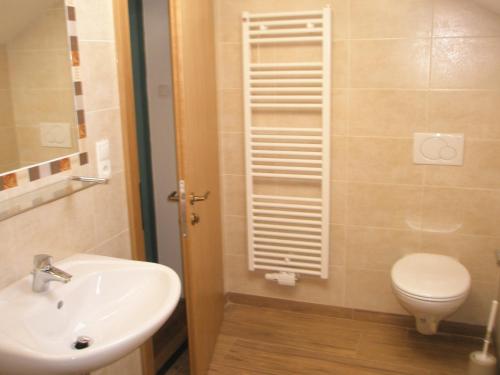 łazienka z umywalką i toaletą w obiekcie Gruppenhaus Thalackerhof w mieście Brunico