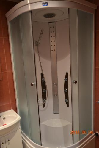 La salle de bains est pourvue d'une douche, de toilettes et d'un lavabo. dans l'établissement Melīna, à Rēzekne