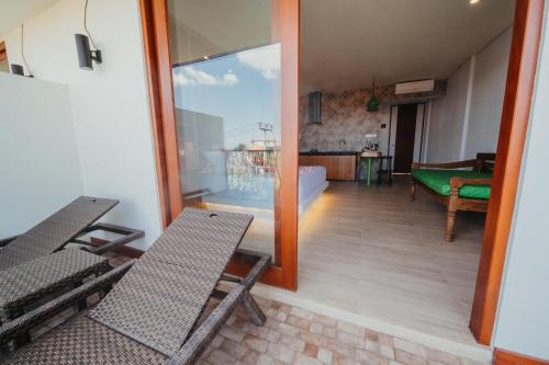 Zimmer mit Stühlen und einem Wohnzimmer mit Aussicht in der Unterkunft Kaen Apartments in Canggu