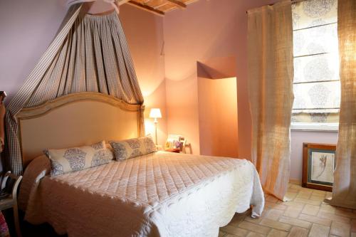 Relais de Charme Villa Rossi Danielli tesisinde bir odada yatak veya yataklar