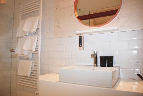 a white bathroom with a sink and a mirror at Schlafzimmer in Dinkelsbühl