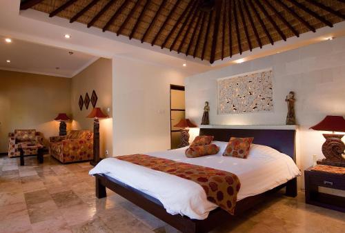 1 dormitorio con 1 cama grande en una habitación en Ellora Villa, en Sanur
