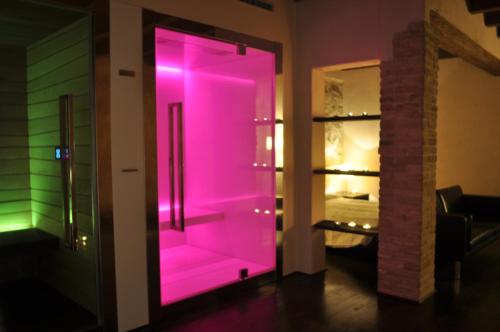 una puerta rosa en una habitación con bodega en Agriturismo Trebisonda Country Resort, en Monzambano