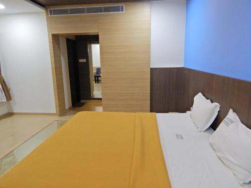Cama o camas de una habitación en Hotel Aadhi