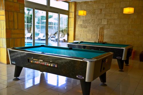 Una mesa de billar en Athena Hotel