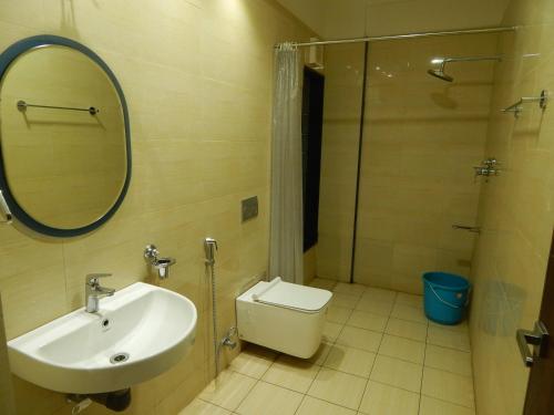 Un baño de Hotel Aadhi